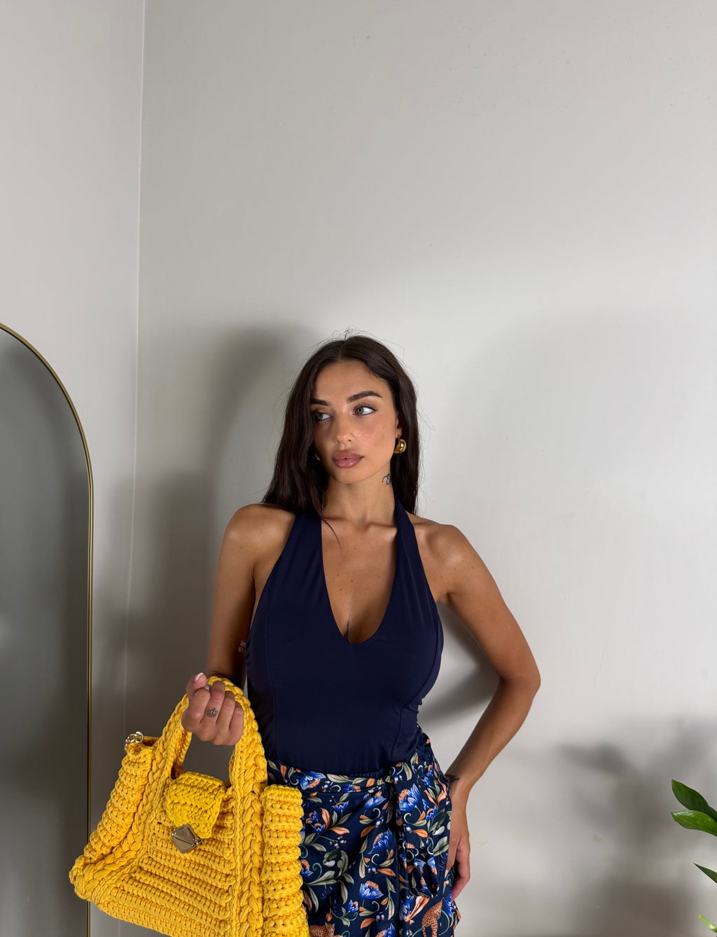 TOP CON SCOLLO A V BLU